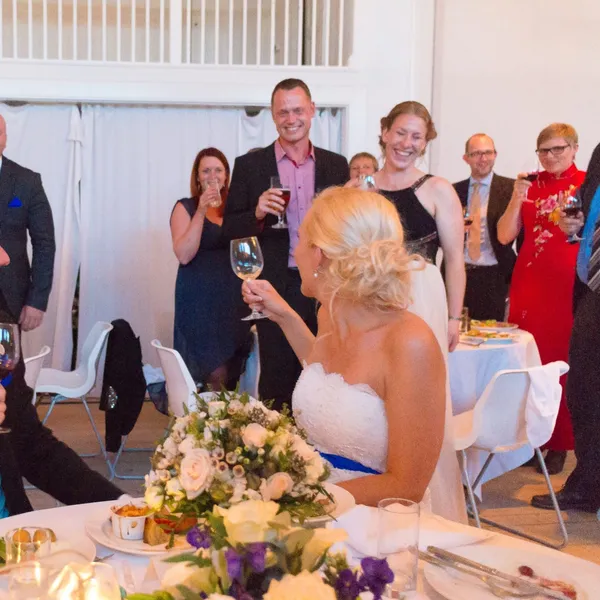 Par skåler med gæster til receptionen